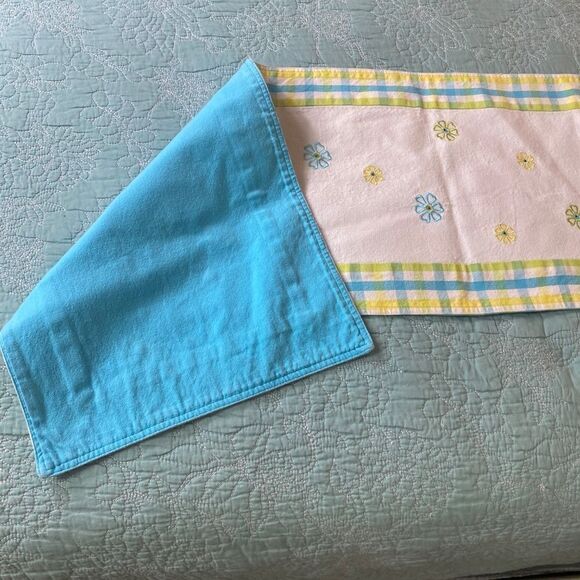 Table Runner w/ embroidered flowers Blue green yellow - Picture 2 of 4